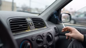 Mitos Merokok Sambil Buka Kaca Mobil Aman Buat AC Salah Besar!